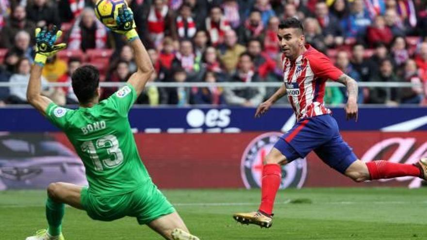 Bounou posant una mà salvadora al Wanda Metropolitano en una acció de Correa.