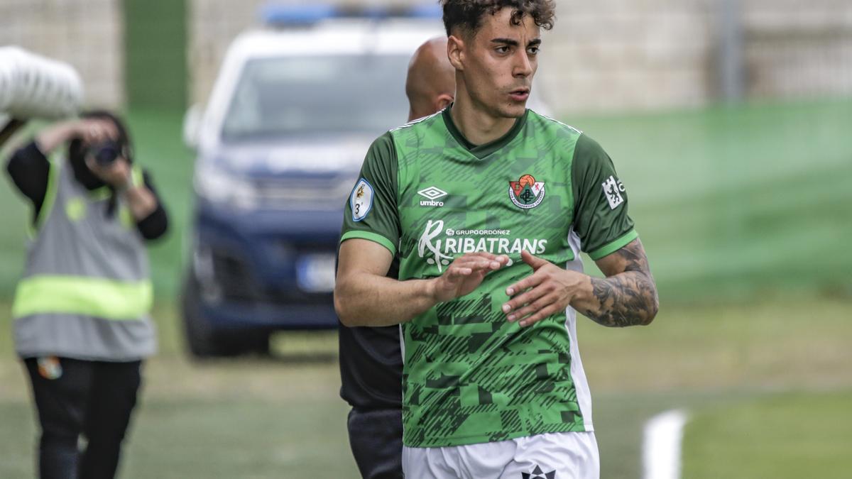 Alex Caramelo, con la camiseta del Cacereño la pasada temporada, uno de los importantes del Moralo.