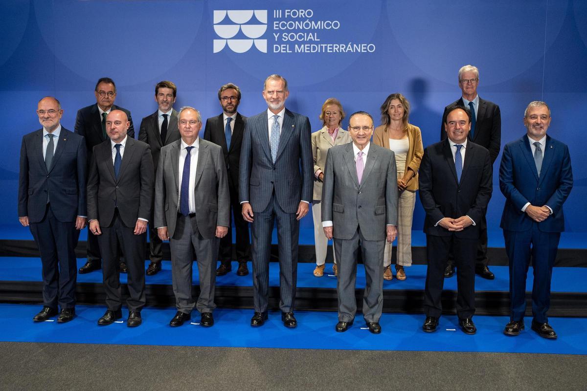 De izq a dcha y de arriba y luego abajo: Albert Sáez, director de contenidos de Prensa Ibérica; Sergi Guillot, director general de Prensa Ibérica; Aitor Moll; Arantza Sarasola; Ainhoa Moll; Martí Saballs, director general de contenidos económicos de Prensa Ibérica; Núria Parlon Buch, consellera de Interior de la Generalitat de Catalunya; Carlos Prieto, delegado del Gobierno en Catalunya; Jordi Hereu, ministro de Industria y Turismo; Su Majestad el Rey Felipe VI; Javier Moll, presidente de Prensa Ibérica; Juan Francisco Pérez Llorca, president de la Generalitat Valenciana; y Jaume Collboni, alcalde de Barcelona. De izq a dcha y de arriba y luego abajo: Albert Sáez, director de contenidos de Prensa Ibérica; Sergi Guillot, director general de Prensa Ibérica; Aitor Moll; Arantza Sarasola; Ainhoa Moll; Martí Saballs, director general de contenidos económicos de Prensa Ibérica; Núria Parlon Buch, consellera de Interior de la Generalitat de Catalunya; Carlos Prieto, delegado del Gobierno en Catalunya; Jordi Hereu, ministro de Industria y Turismo; Su Majestad el Rey Felipe VI; Javier Moll, presidente de Prensa Ibérica; Juan Francisco Pérez Llorca, president de la Generalitat Valenciana; y Jaume Collboni, alcalde de Barcelona.