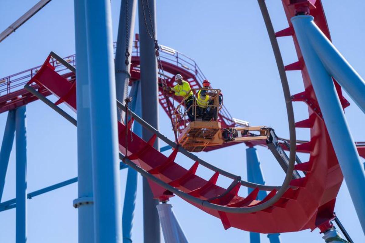 Tareas de mantenimiento en la atracción Dragon Khan de PortAventura, poco antes de su reapertura.