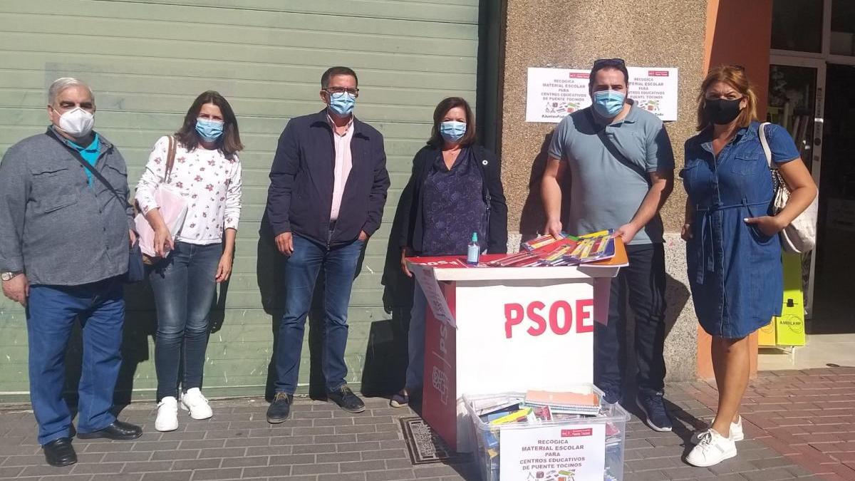 El PSOE recoge material escolar en Puente Tocinos