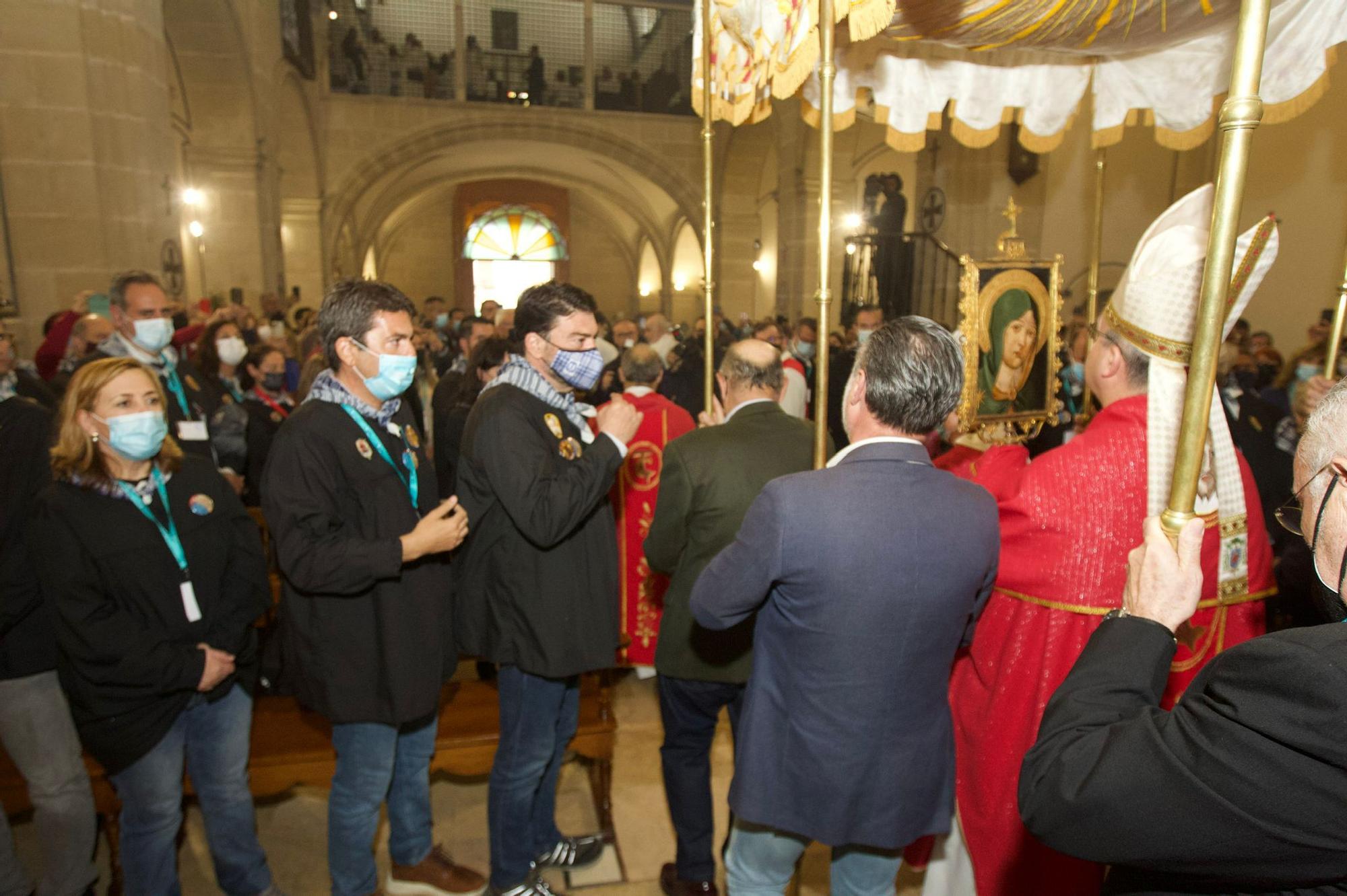 Miles de alicantinos acompañan a la Santa Faz en su peregrinación pese a la lluvia