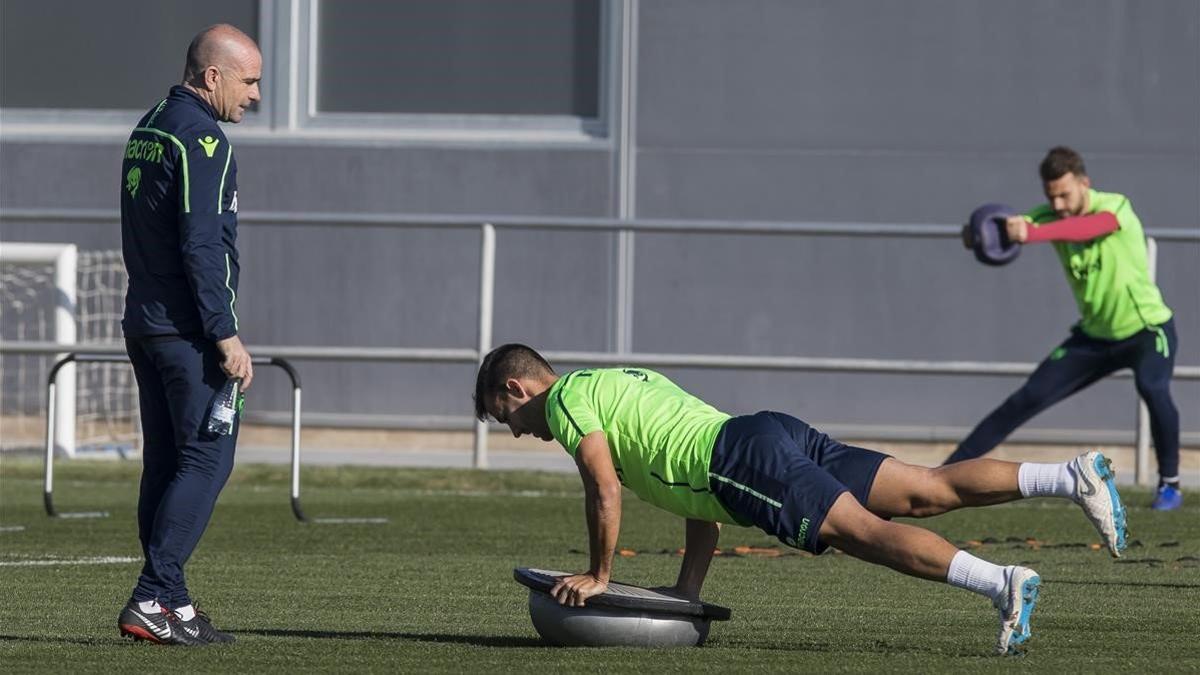 Paco López dirige un entrenamiento del Levante.