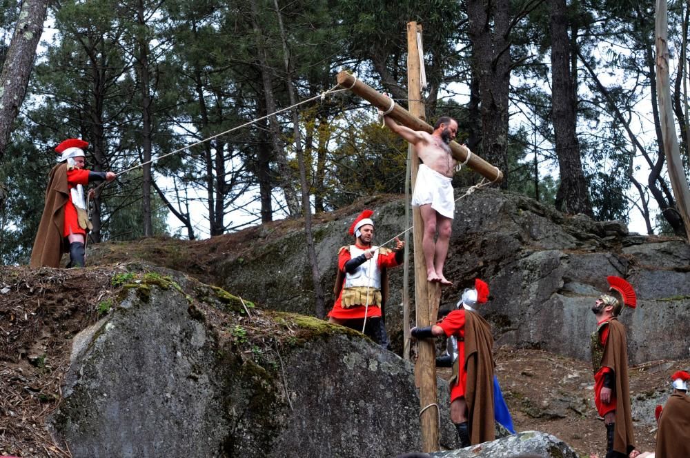 La parroquia de Paradela representa el Via Crucis y la Crucifixión, declaradas de interés turístico gallego