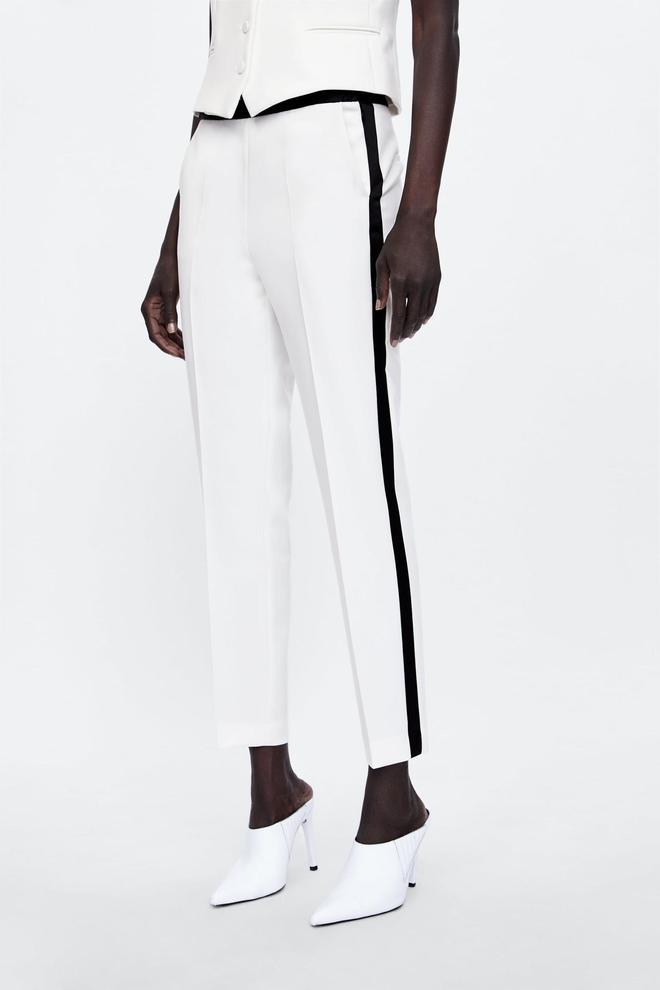 Pantalón blanco con raya lateral de Zara como el de Ana Guerra