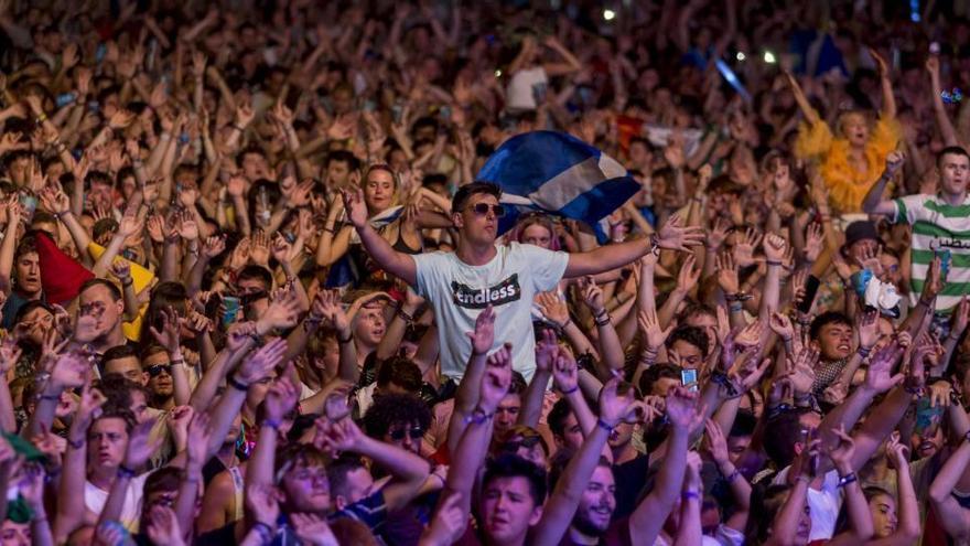 Imagen de jóvenes en un concierto en la provincia de Castellón