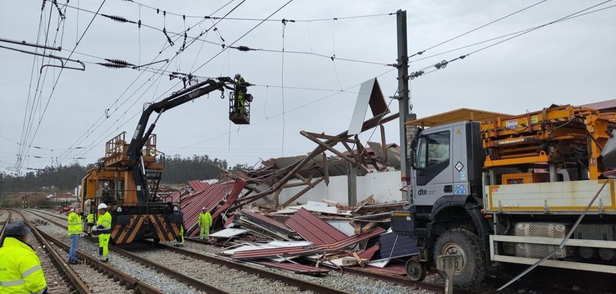Trabajos de reparación de una línea de ferrocarril en Portugal tras el paso de la borrasca Kristin