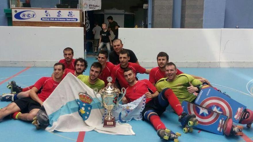 Los jugadores del Vigo Stick, con el trofeo conquistado en Tourcoing.