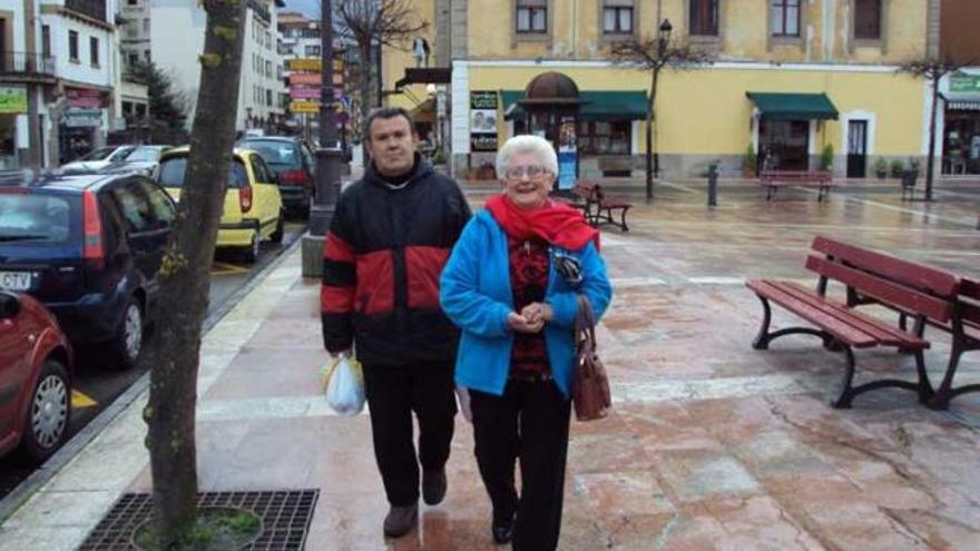 Milín y su madre adoptiva, Esther Cantora Fernández, en Cangas de Onís.