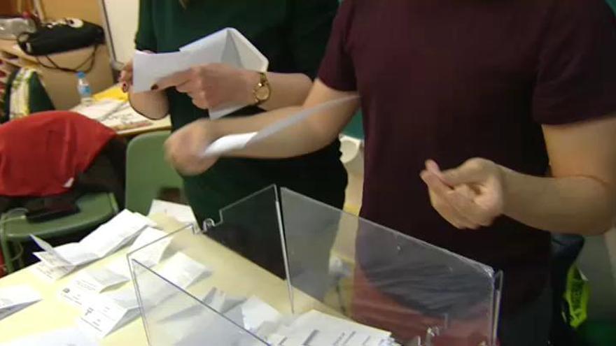 Comienza el recuento de votos en los colegios electorales