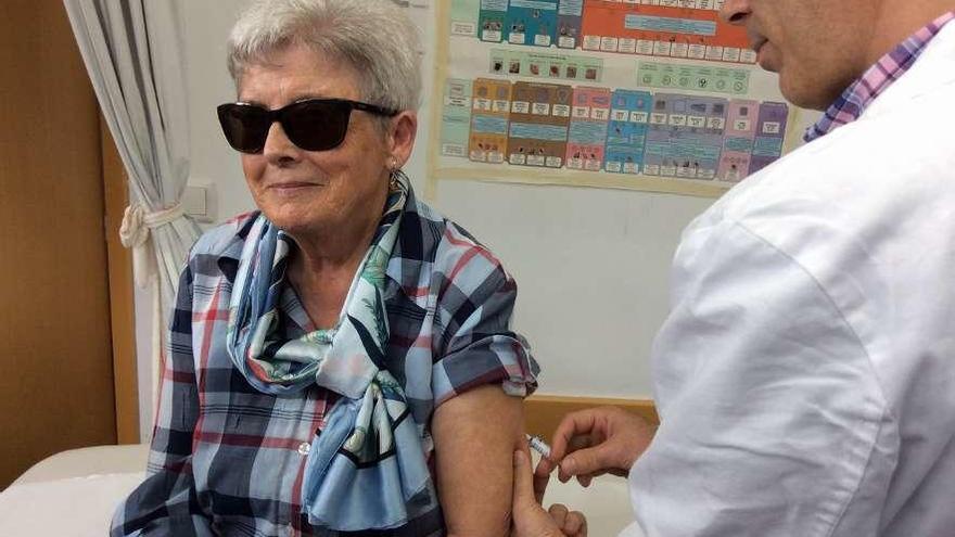 Ángeles acudió ayer al centro de salud de A Doblada por otro motivo y salió vacunada. // Marta Clavero