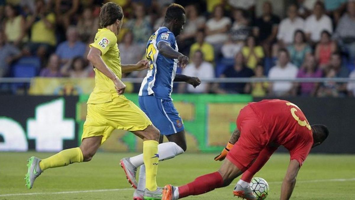 Caicedo marca a pesar de la salida del portero del Villarreal.