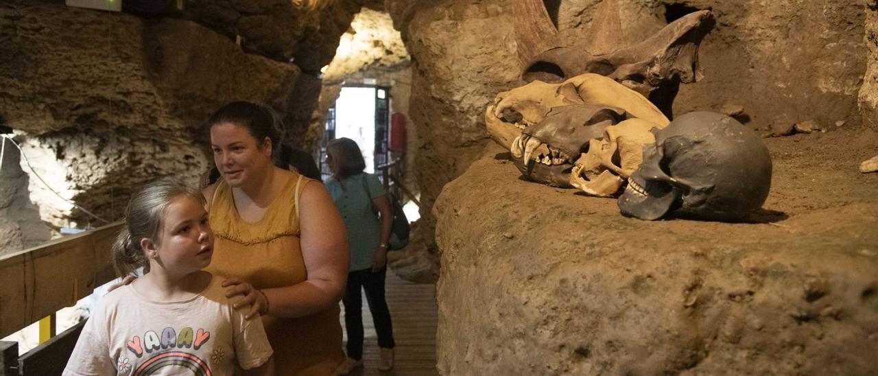 La jornada de portes obertes de les coves del Toll va convidar el públic familiar a visitar l’interior de les cavitats | ALEX GUERRERO