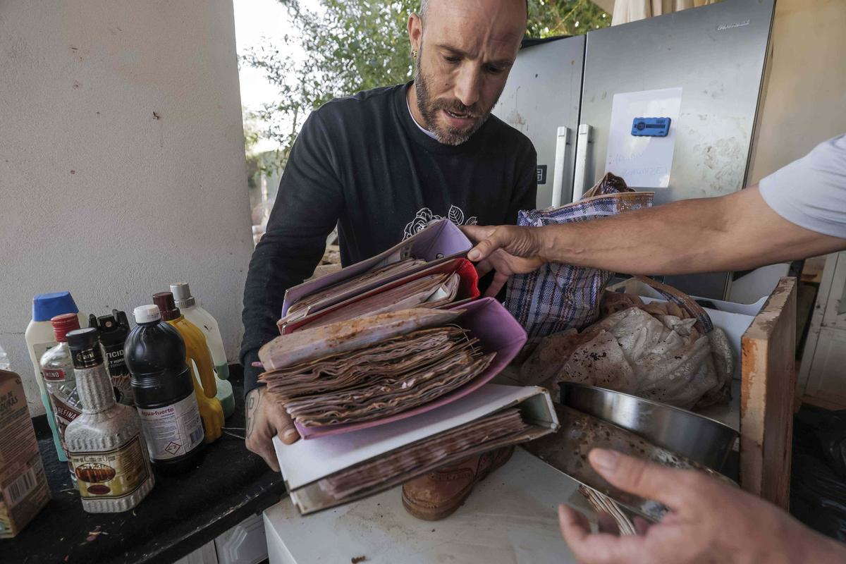 Fotos | Vecinos de Son Reus en Palma lo pierden todo tras el paso de la dana en Mallorca