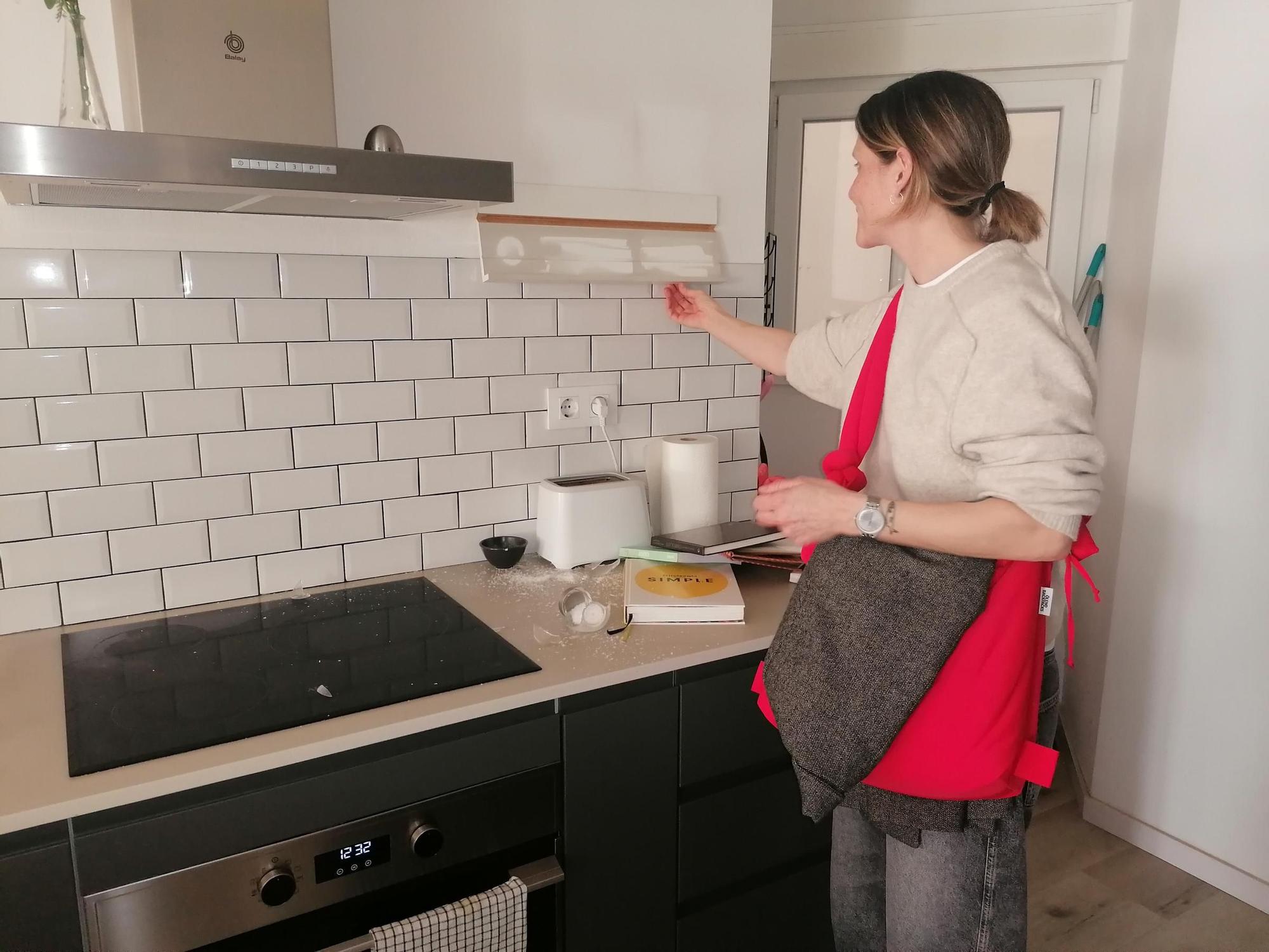 Las estanterías de la cocina cedieron por el fuego que sobrecalentó muros y paredes