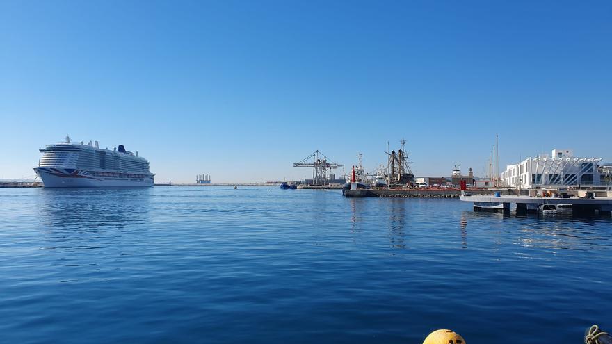 Dos cruceros dejan más de 7.000 turistas esta semana en Alicante