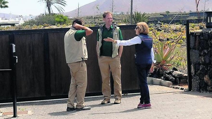 Pastora Martín, ayer, junto a dos empleados de la finca Tomarén, en El Islote.