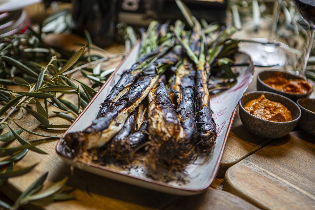 Los 'calçots' son el entrante del menú