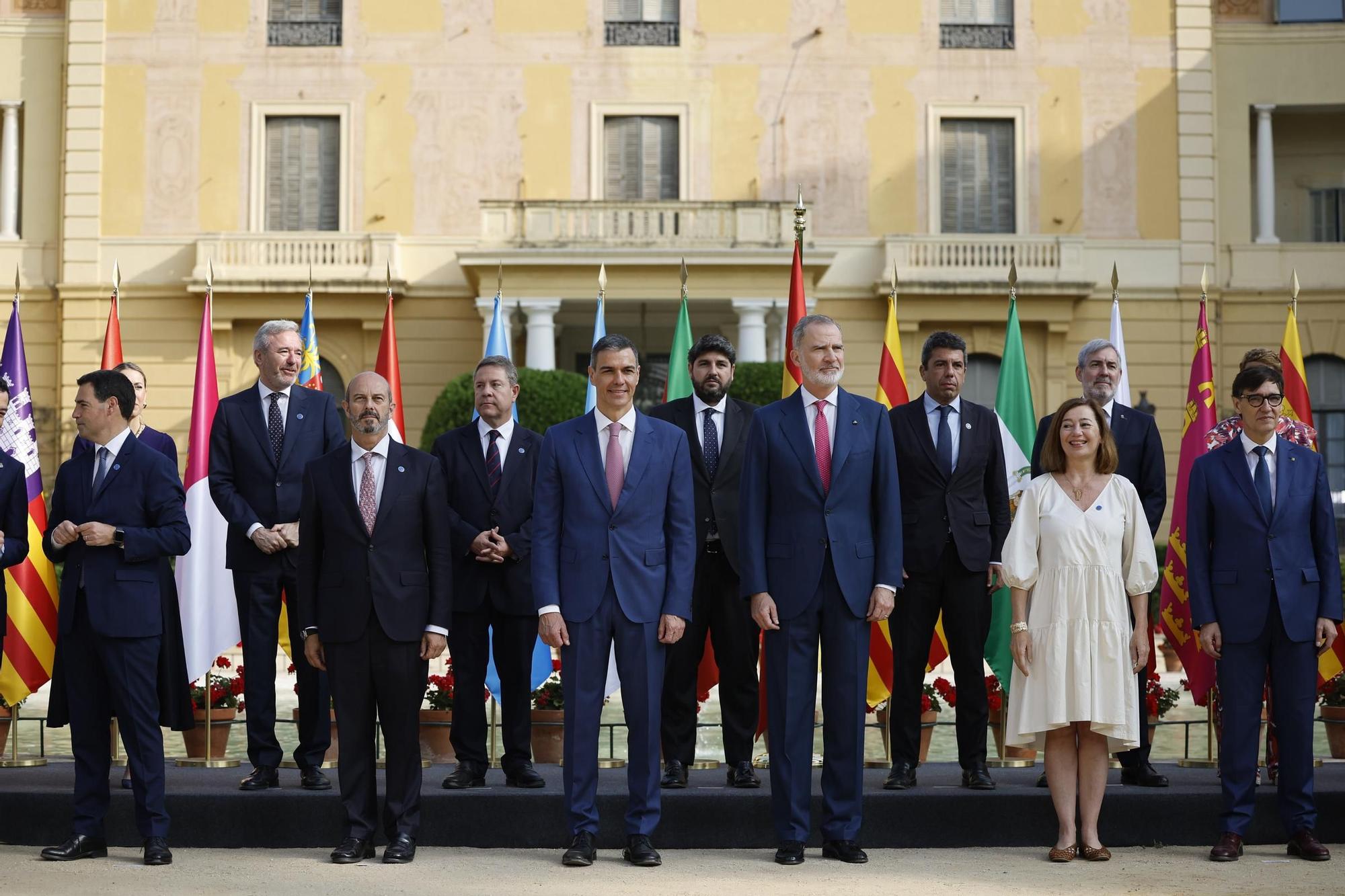 El rey preside la foto de familia antes de la Conferencia de presidentes