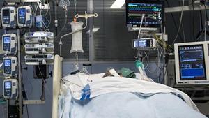 Un pacient, a l’ Hospital Universitari Dr. Josep Trueta de Girona.