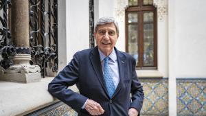 Retrato de José Luis García Delgado, ponente de la conferencia Europa, de la plenitud a la inseguridad: ¿una trayectoria circular?. 