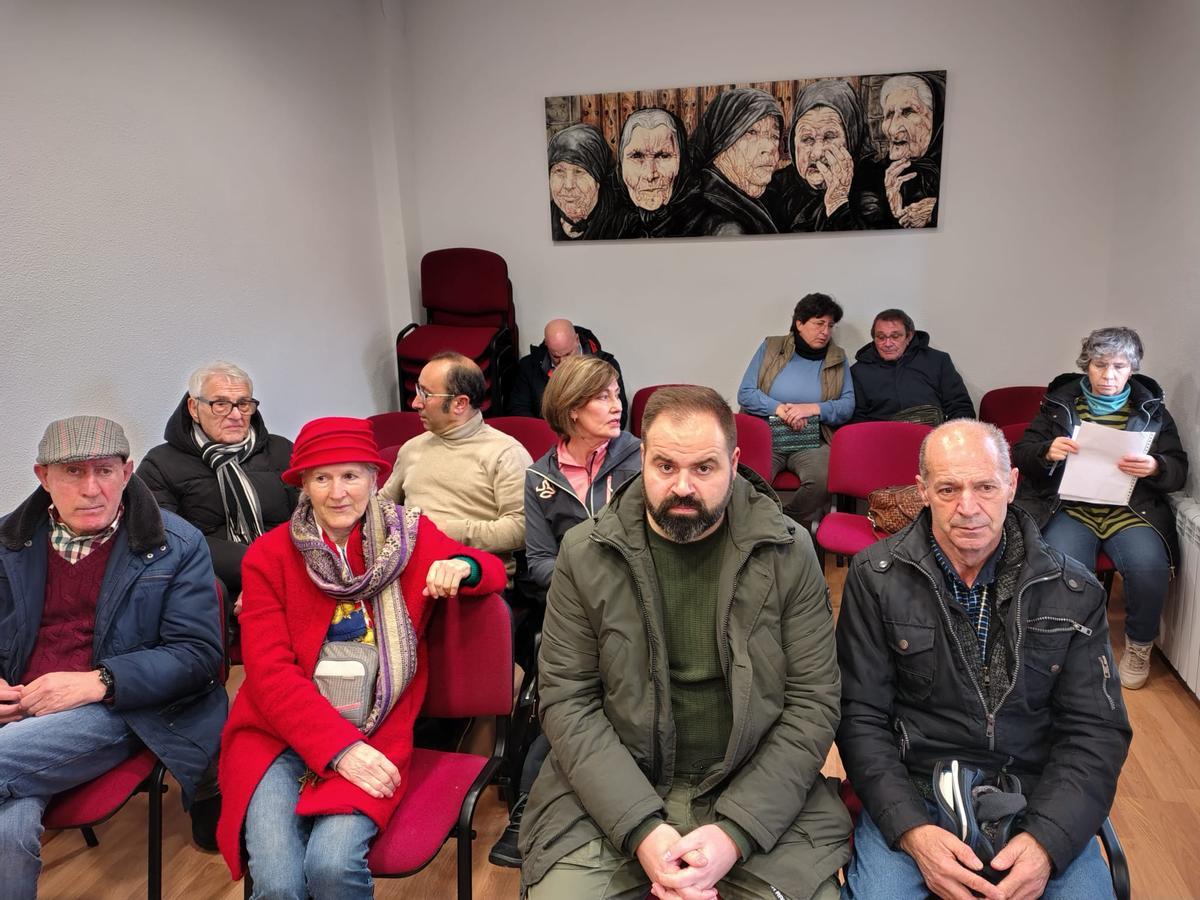 Miembros de la Plataforma Aqua Nostra durante la reunión en el Ayuntamiento de Villalcampo