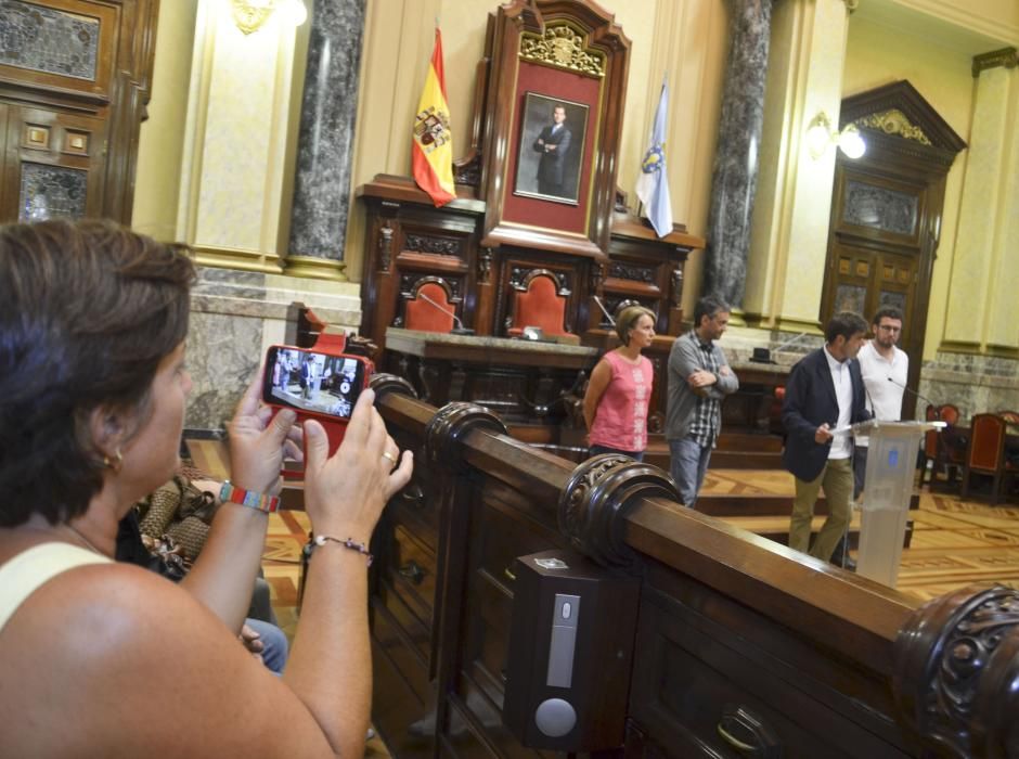 El concejal de Culturas José Manuel Sande y el alcalde Xulio Ferreiro reciben en el Ayuntamiento a los deportistas.