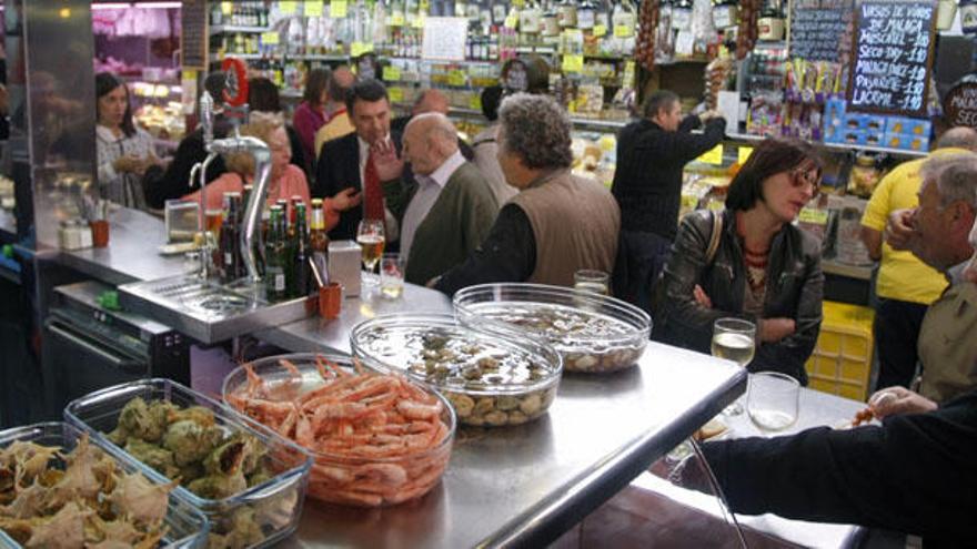 Clientes en uno de los bares del mercado de Atarazanas de la capital.