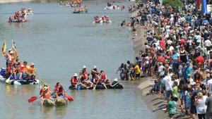 Participantes en la Transsegre durante el tramo final en Balaguer, este domingo por la mañana.