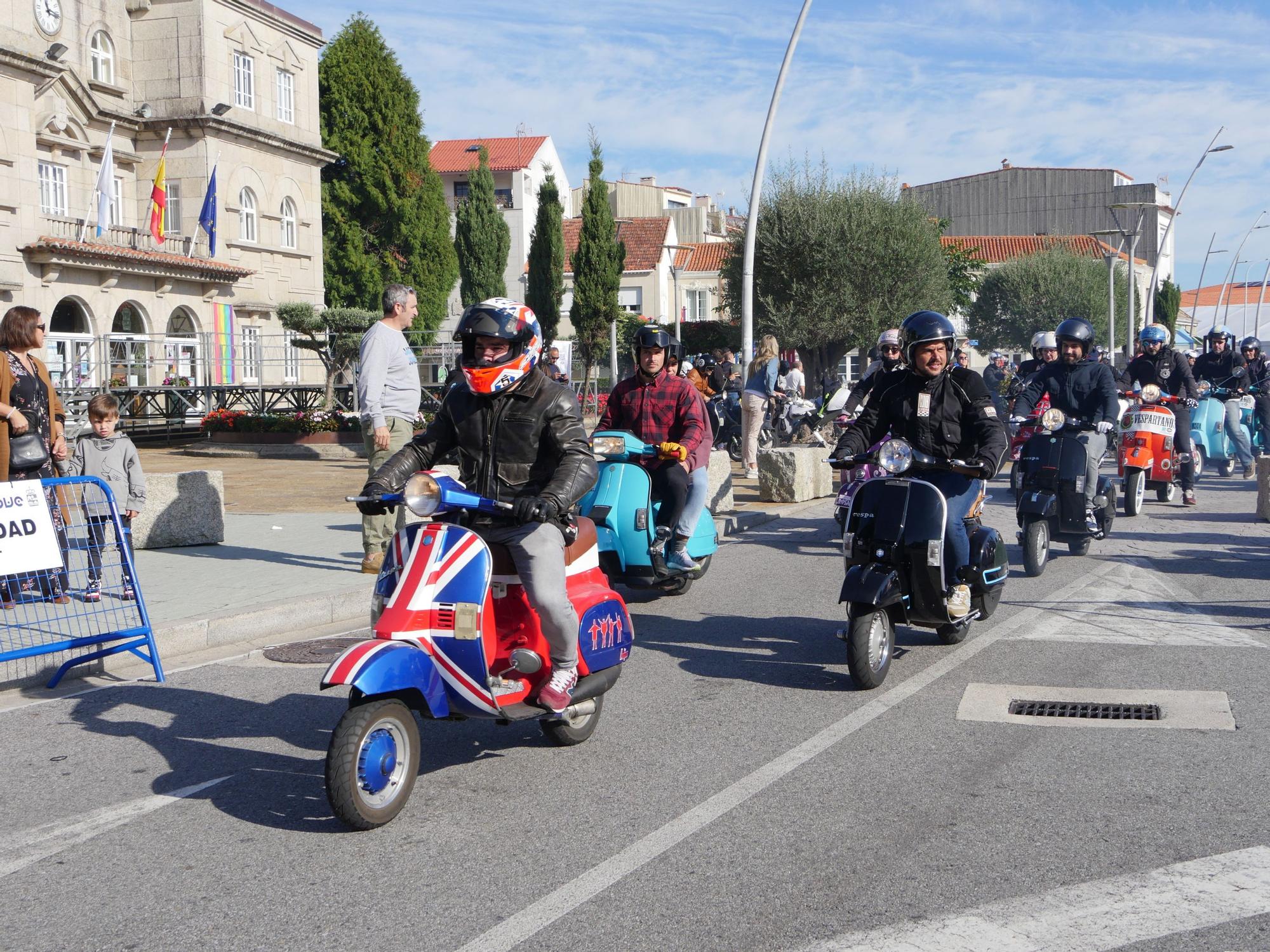 Imágenes del "VII Encontro de Vespas e Lambretas" que se celebra hoy en O Grove, al abrigo de la Festa do Marisco.