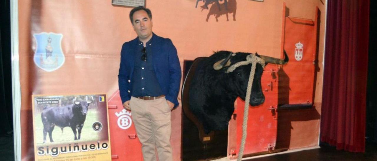 Antonio Rubio, junto a la imagen de Siguiñuelo, en el Teatro Reina Sofía de Benavente. | E. P.