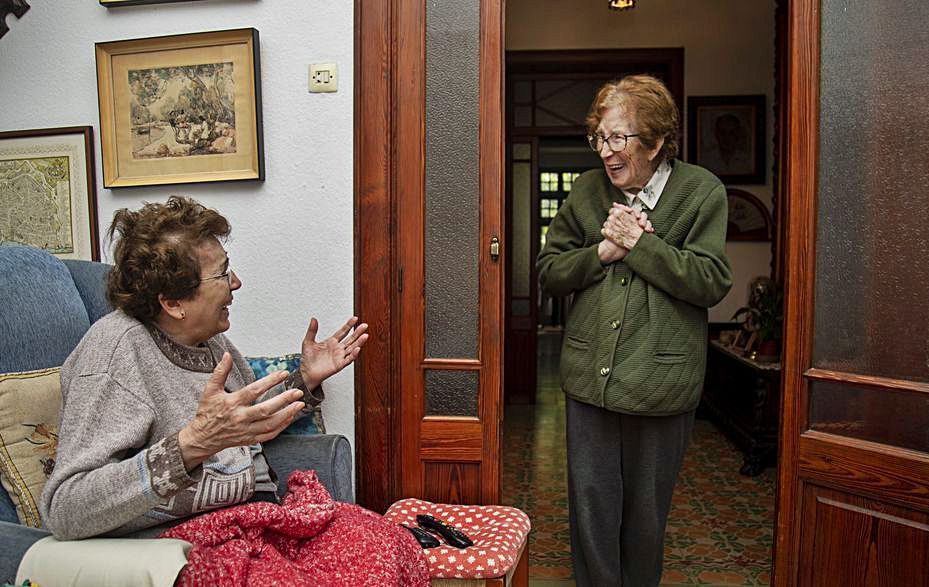 Reencuentro de dos hermanas tras haber padecido covid. GUILLEM BOSCH