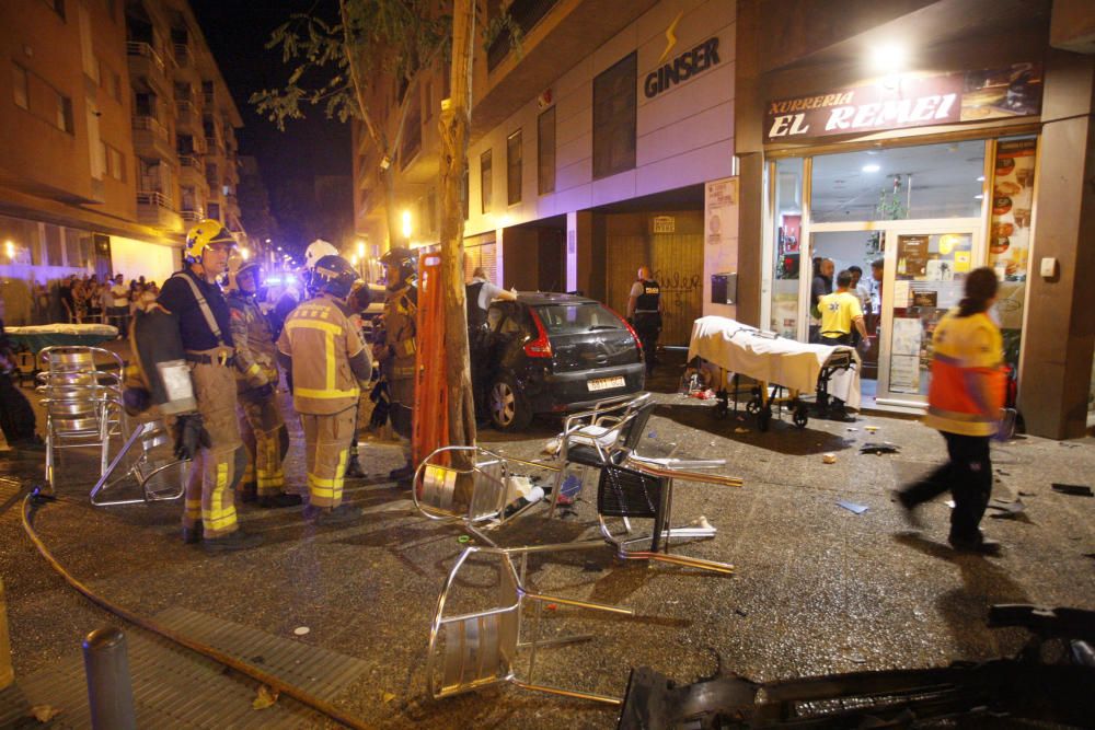 Un cotxe perd el control i atropella nou persones d'una terrassa de Girona