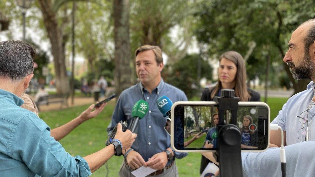 Antonio Repullo atiende a los medios de comunicación acompañado por Araceli Cabello este domingo.