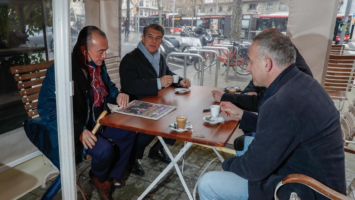 Rafa Yuste y Joan Laporta compartieron el primer café del día con Albert Masnou, subdirector de SPORT