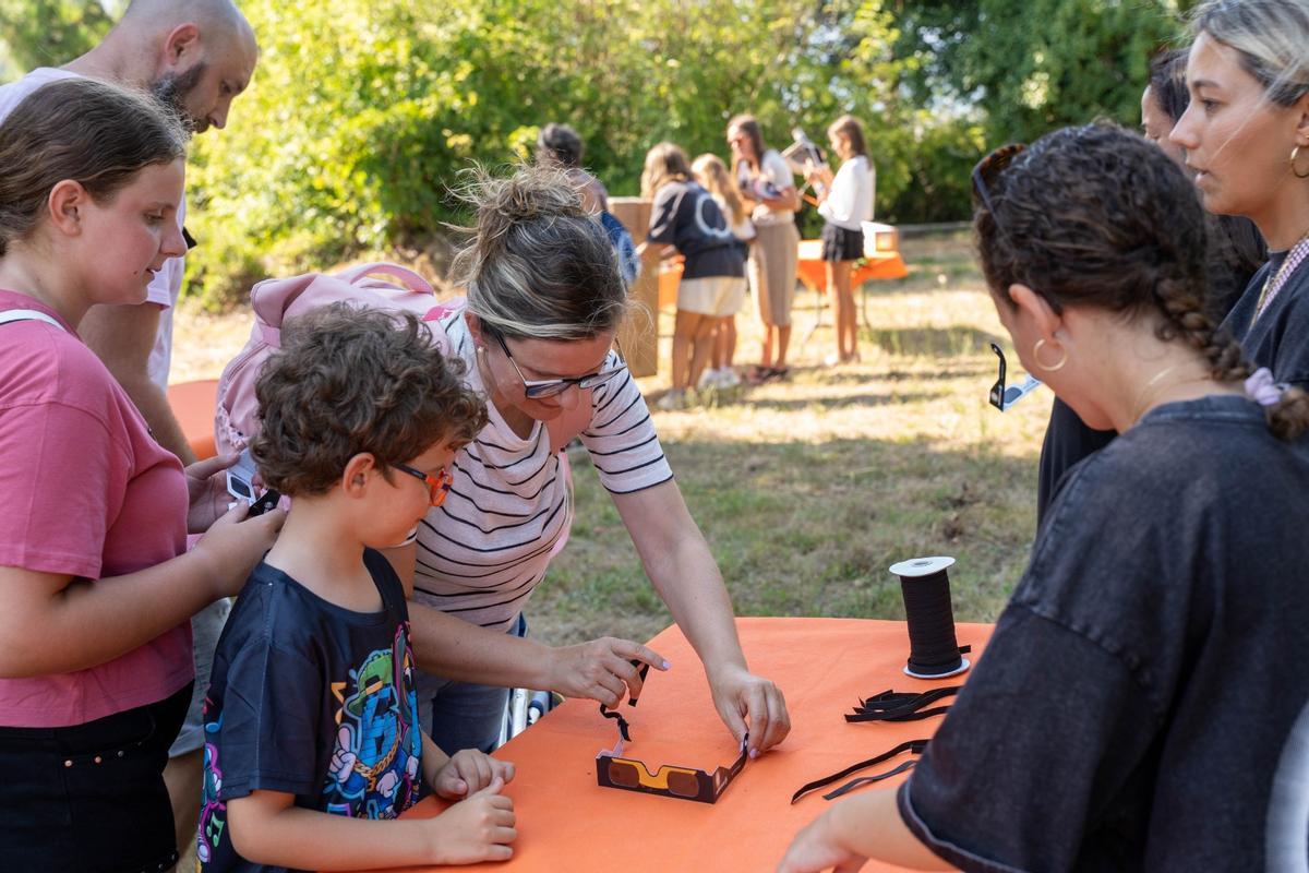 Taller infantil para disfrutar del eclipse en la jornada celebrada por la Reserva de Biosfera en Miño.
