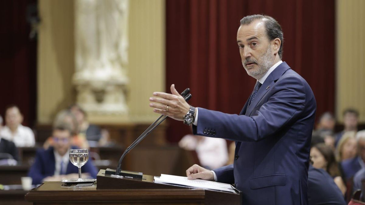 Gabriel Le Senne bei einer Rede im Balearen-Parlament.