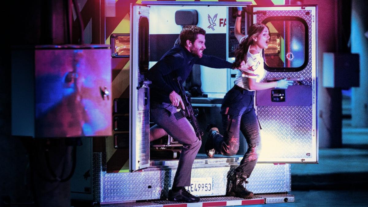 Jake Gyllenhaal y Eiza González, en 'Ambulance. Plan de huida'