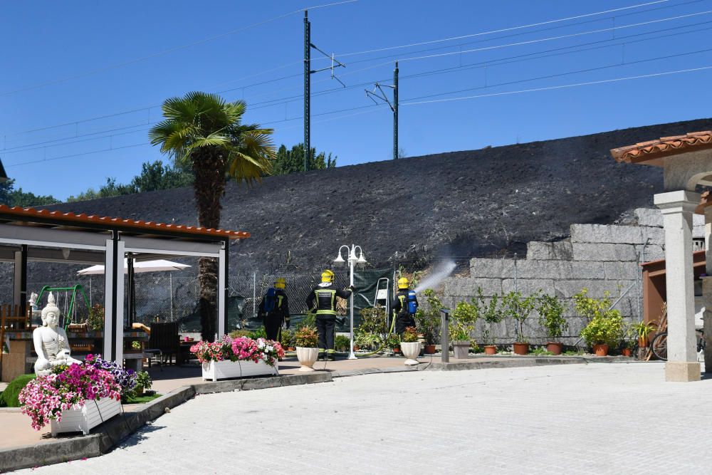 Despliegue contra un incendio cerca de casas en Lérez, Pontevedra