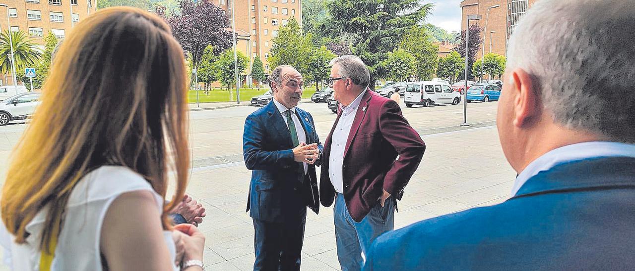 Anibal Vázquez, saludando al rector de la Universidad de Oviedo en el campus.