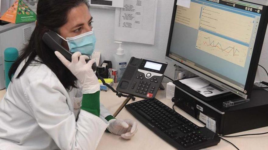Una médica realizando atención telefónica en un centro de salud. | VÍCTOR ECHAVE