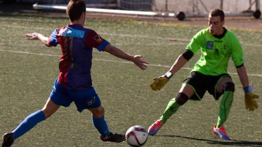 Guille Méndez, en un mano a mano ante el meta del Siero.