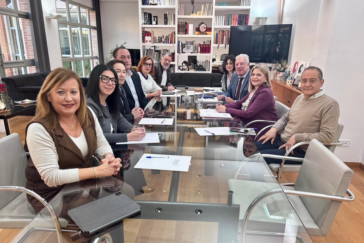 Ortí y su equipo de Conselleria en la reunión con la asociación de directores de institutos públicos.