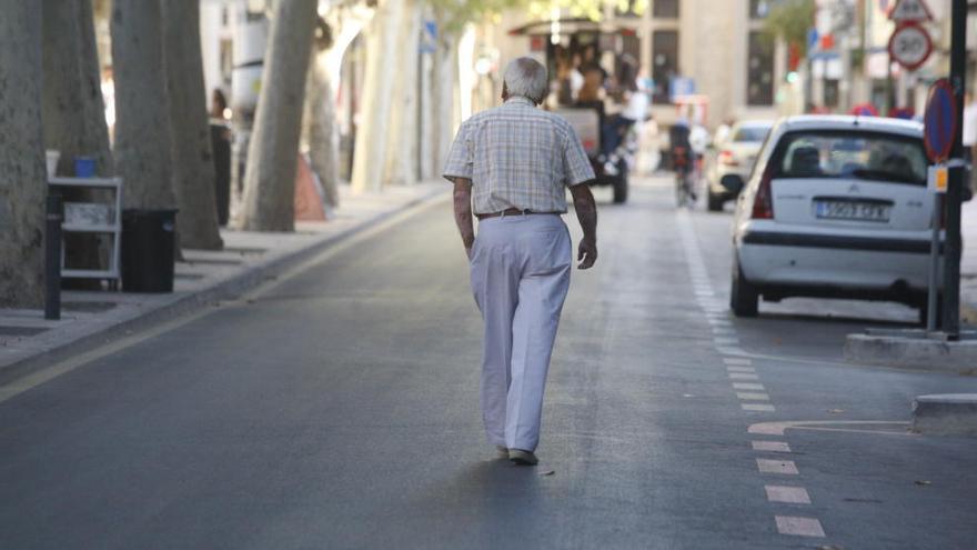 Un hombre pasea por la calzada en la Avenida Alfonso X, cortada esta semana al tráfico