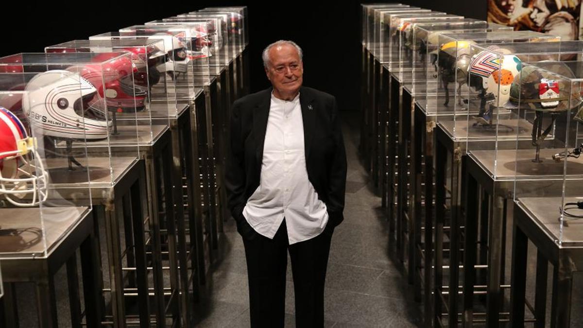 Rafael Tous, junto a la pieza de Francesc Torres 'Avenida de la Vitoria', que intercala cascos de guerra con cascos usados en diversos deportes, en el Macba.