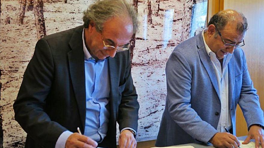 El conseller March y el alcalde Rodríguez Badal firman el convenio.