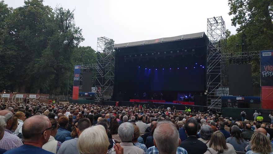 Serrat abre el concierto en Castrelos interpretando el clásico 'Dale que dale'