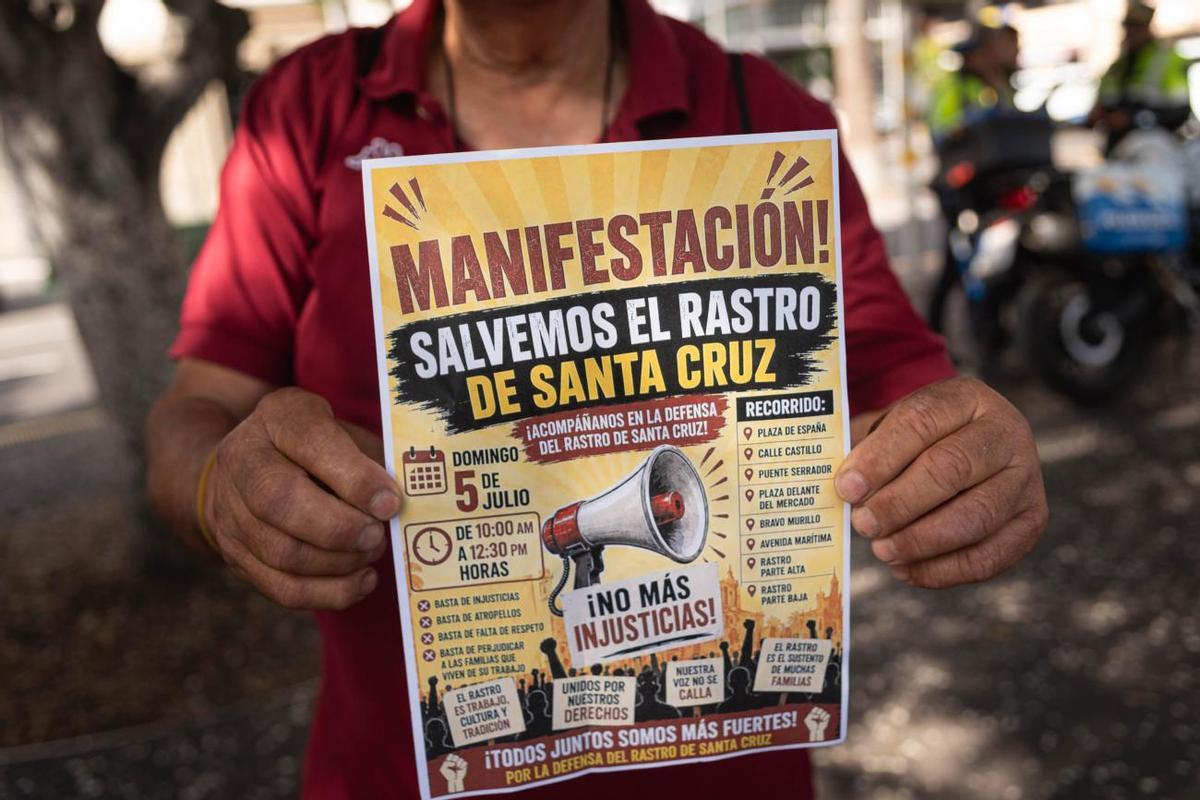 Vendedores del Rastro de Santa Cruz salen a la calle para pedir que los puestos vuelvan a la Recova