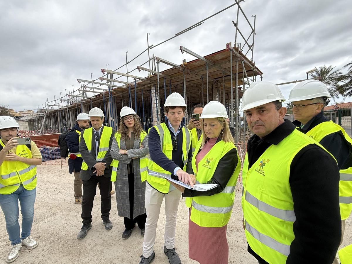Carmen Ortí, consellera de Educación y Bernabé Cano, alcalde de La Nucía, visitando las obras del tercer Colegio de La Nucía