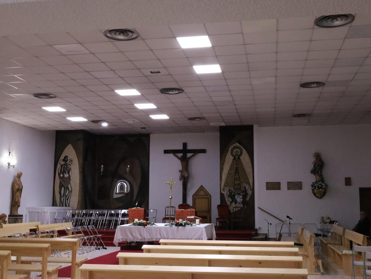 Interior de la iglesia del Buen Pastor de Aspe con la disposición de los bancos propia del rito neocatecumenal.